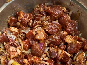 Corte de carne en cubos