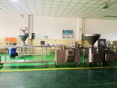 Línea automática de embutido y atado de salchichas