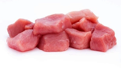 Corte de carne de cerdo en cubos
