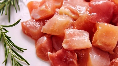 Corte de carne de pollo en cubos