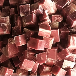 Cubos de carne de res congelada